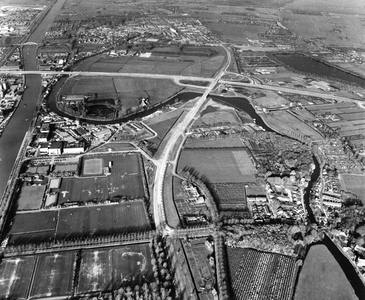 842631 Luchtfoto van de kruisende tracés van de Sweserengseweg (N404) vanaf beneden naar boven en de Zuilense Ring ...